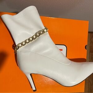 Elegant White Ankle Boots with Gold Chain
